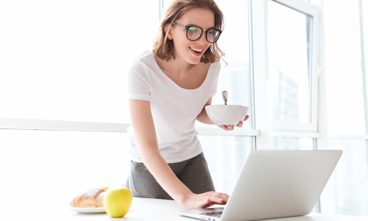 Equipo de trabajo colaborando en análisis financiero