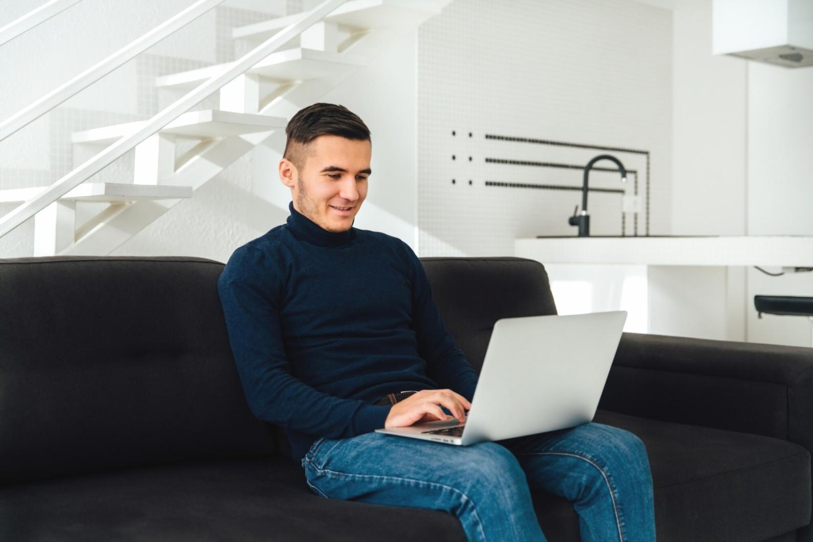 Equipo de trabajo colaborando en estrategias financieras