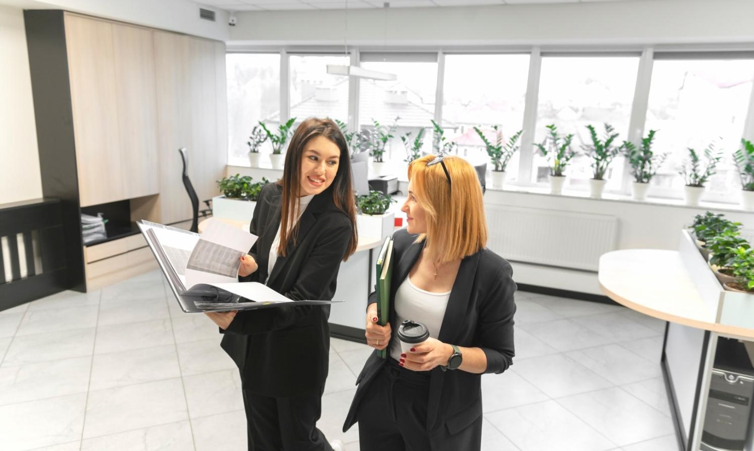 Equipo de trabajo colaborando en un proyecto financiero después de aplicar conocimientos del evento